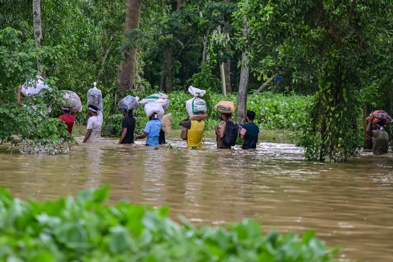 বন্যা-ঝড়ের পরদিনই ত্রাণ পৌঁছে দেওয়া